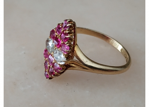 טבעת אנגלית עתיקה ויפה משובצת שני יהלומים בליטוש עתיק ורובינים
