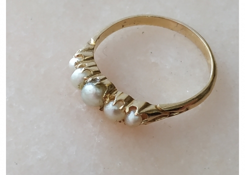 טבעת זהב עתיקה משובצת חמש פנינים