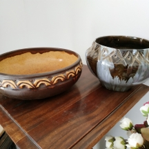 לוט של שני כלי קרמיקה ישראלית ישנים