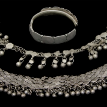 לוט של שלושה תכשיטים איסלאמים עתיקים מהמאה ה-19