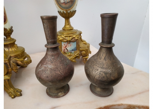 זוג אגרטלים פרסים עתיקים מהמאה ה-19, עשויים ברונזה