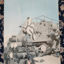 הדפס מצולם על פי צילום ממלחמת יום כיפור 1973, מוצמד ללוח