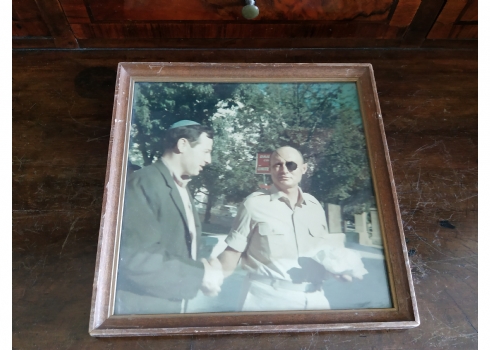 'משה דיין ואלמוני' - צילום ישן