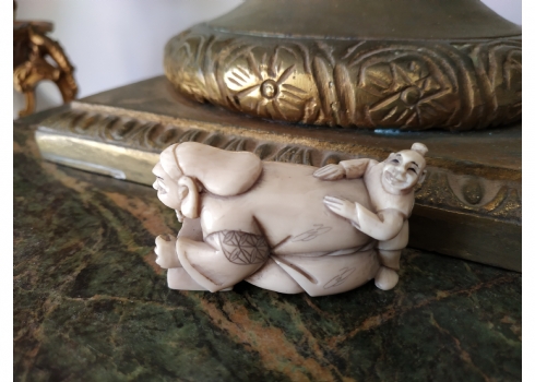 נטסקה שנהב ישן, עשוי שן פיל מגולף בעבודת יד אמן