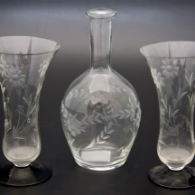 סט עשוי זכוכית של שתי כוסות שתייה ובקבוק לליקר