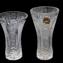 זוג אגרטלים עשויים קריסטל.