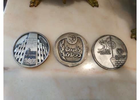לוט של שלוש מדליות ישנות עשויות נחושת מצופות כסף