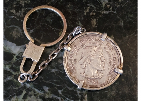 מחזיק מפתחות ישן עשוי כסף, משולב עם מטבע כסף מכסיקני