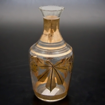 בקבוק ליקר עשוי זכוכית עם עיטורי זהב