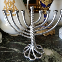 חנוכיה ישנה עשויה אלומיניום