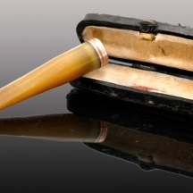 פומית אנגלית עתיקה לסיגריה זהב