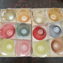 לחובבי וינטאג' - סט של 12 קעריות זכוכית ישנות לליפתן
