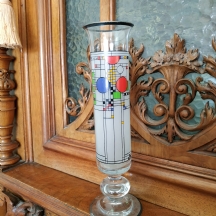 אגרטל זכוכית מעוטר על פי פרנק לויד רייט