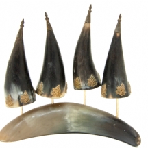 מעמד כלי שתיה כולל ארבע כוסות עשויים קרני חיה