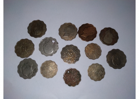 לוט של 13 מטבעות עיראקיים ישנים.