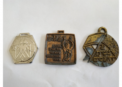 לוט של שלוש מדליות מתכת ישנות של צעדת ירושלים ומרתון תל אביב