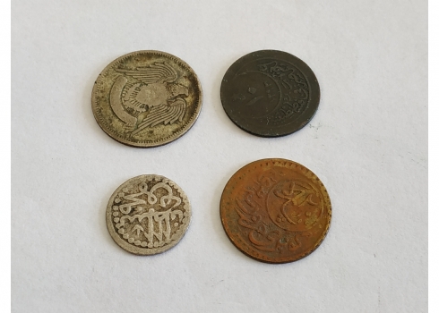 לוט של 4 מטבעות מוסלמים עתיקים (שניים מהן עשויות כסף)