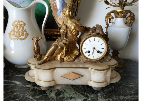 שעון קמין צרפתי עתיק מסוף המאה ה-19 מעוטר בדמותה המפוסלת של 'דיאנה' אלת הצייד