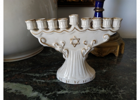 חנוכיה ישנה עשויה חרסינה מעוטרת בזהב ובמגן דוד בחזיתה