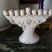 חנוכיה ישנה עשויה חרסינה מעוטרת בזהב ובמגן דוד בחזיתה