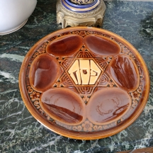 צלחת פסח ישראלית ישנה לליל הסדר, מתוצרת: 'בית היוצר'