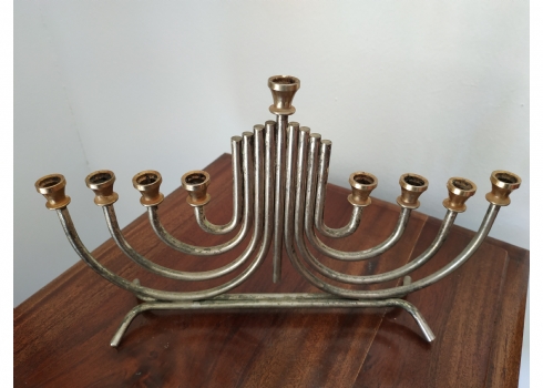 חנוכיה ישראלית ישנה עשויה מתכת מצופה כסף