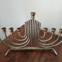 חנוכיה ישראלית ישנה עשויה מתכת מצופה כסף