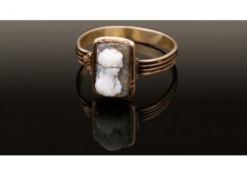 טבעת זהב משובצת אבן אגט מגולפת   (1912)