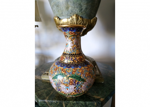 כד קלואזונה (Cloisonné) סיני ישן, מעוטר באמייל על רקע מוזהב