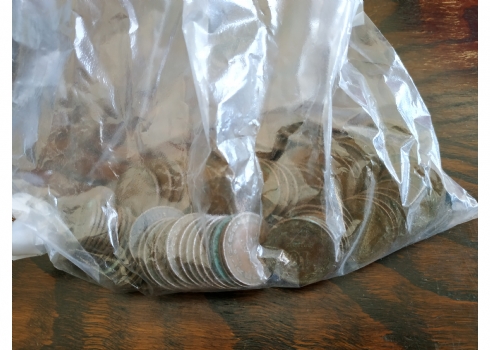 לוט של 135 מטבעות ישנים של 10 פרוטה מנחושת.