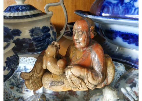 פסל סיני עתיק עשוי אבן סבון 'שושאן' (Shoushan Soapstone) מגולפת בדמות איש משכיל