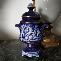כלי חרס איטלקי, מתוצרת 'קאפו דימונטה' (Capodimonte), חתום, מעוטר בקובלט כחול