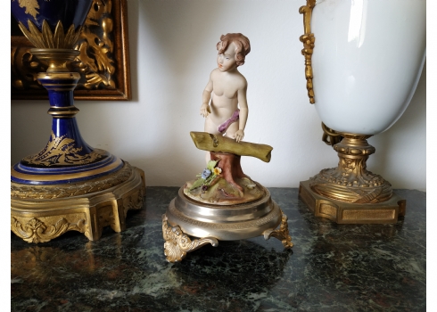 פסל איטלקי מתוצרת 'קאפו דימונטה' (Capodimonte Porcelain), בדמות ילד נגר