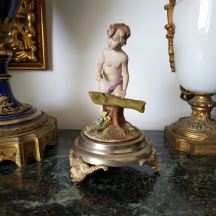 פסל איטלקי מתוצרת 'קאפו דימונטה' (Capodimonte Porcelain), בדמות ילד נגר
