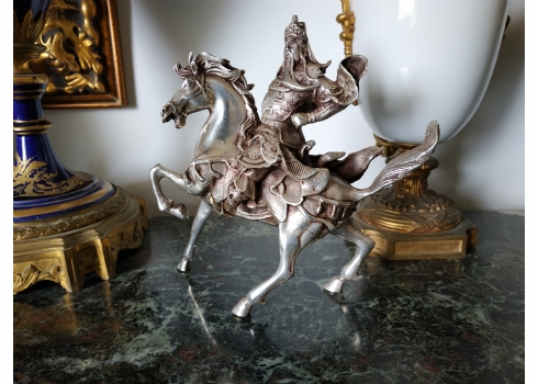 פסל סיני בדמות לוחם על גב סוס, עשוי מתכת מצופה כסף