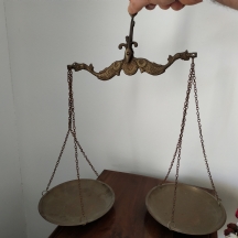 מאזניים ישנים לתליה עשויים פליז