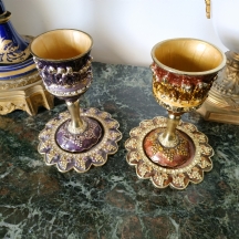 זוג גביעים ותחתיות תואמות עשויים מתכת מעוטרים באמייל