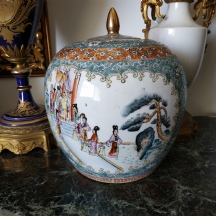כד ג'ינג'ר סיני (chinese ginger jar) ישן ומכסה תואם, עשויים חרסינה מעוטרת