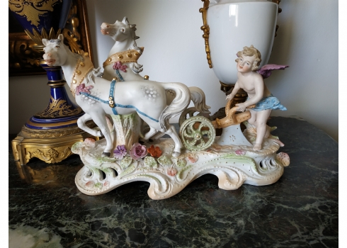 פסל ביסקוויט גרמני ישן בדמות מלאך חורש שדה עם שני סוסים