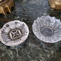 שתי מאפרות קריסטל קטנות יצוקות