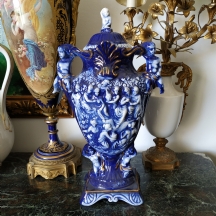 אגרטל חרס איטלקי, מתוצרת 'קאפו דימונטה' (Capodimonte) ומכסה תואם