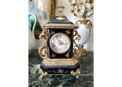 שעון קמין בסגנון עתיק, עשוי מתכת וחרסינה מעוטרת