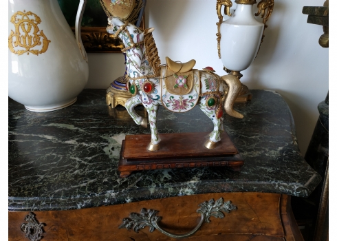 פסל קלואזונה (Cloisonné) סיני בדמות סוס על בסיס עץ