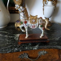 פסל קלואזונה (Cloisonné) סיני בדמות סוס על בסיס עץ