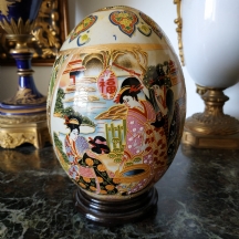 קישוט סיני בצורת ביצה, עשוי חרסינה מעוטרת בסגנון 'סטסומה יפני'