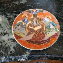 צלחת סטסומה (Satsuma) יפנית ישנה עשויה פורצלן מעוטר באמייל