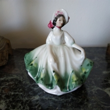 פסלון פורצלן אנגלי מתוצרת: 'דולטון' (Royal Doulton), צביעת יד, חתומה