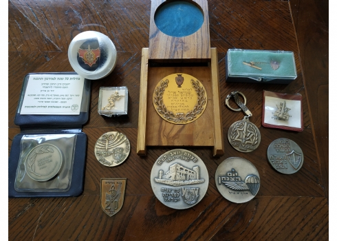 לוט של 12 פריטים שונים בהם מדליות, סמלים, מחזיק מפתחות ועוד