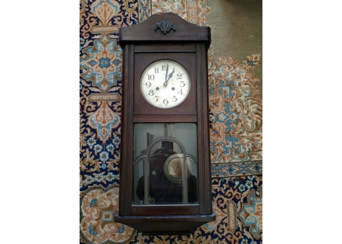 שעון אורלוגין ישן עשוי עץ, מתכת וזכוכית, כולל מטוטלת ומפתח