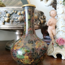 כד קלואזונה (Cloisonne) סיני ישן, עשוי פליז ומעוטר באמייל